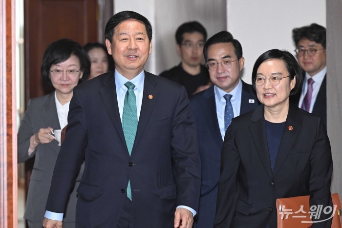 구윤철 부총리 겸 재정경제부 장관과 박홍근 기획예산처 장관, 한성숙 중소벤처기업부 장관이 24일 오전 서울 종로구 정부서울청사에서 열린 비상경제본부회의 겸 국가창업시대 전략회의에 참석하기 위해 이동하고 있다. 사진=강민석 기자