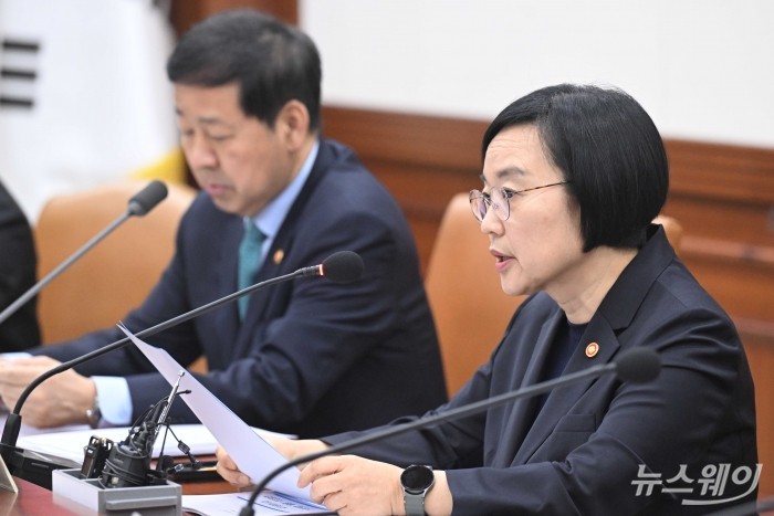 한성숙 중소벤처기업부 장관이 24일 오전 서울 종로구 정부서울청사에서 열린 비상경제본부회의 겸 국가창업시대 전략회의에서 모두발언을 하고 있다. 사진=강민석 기자
