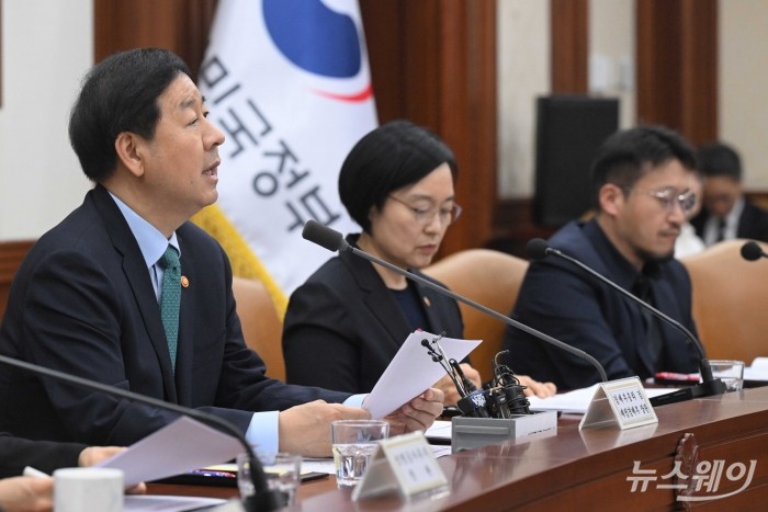 구윤철 부총리 겸 재정경제부 장관이 24일 오전 서울 종로구 정부서울청사에서 열린 비상경제본부회의 겸 국가창업시대 전략회의에서 모두발언을 하고 있다. 사진=강민석 기자