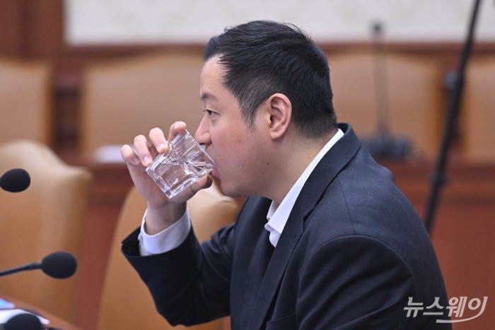 채명수 노타 대표가 24일 오전 서울 종로구 정부서울청사에서 열린 비상경제본부회의 겸 국가창업시대 전략회의에 참석해 물을 마시고 있다. 사진=강민석 기자