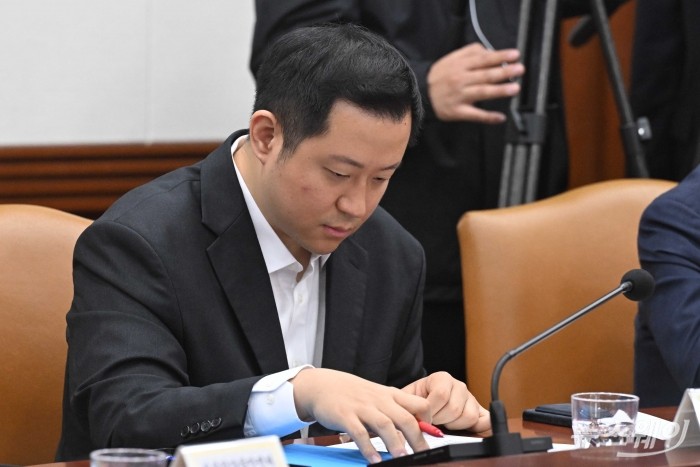 채명수 노타 대표가 24일 오전 서울 종로구 정부서울청사에서 열린 비상경제본부회의 겸 국가창업시대 전략회의에 참석해 자료를 살펴보고 있다. 사진=강민석 기자