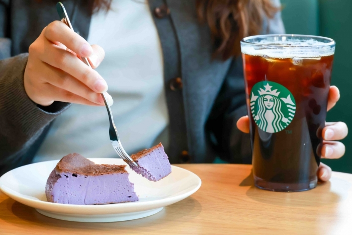 스타벅스 코리아는 지난 24일 '우베 바스크 치즈 케이크'를 전국 매장으로 확대 출시했다. 사진=스타벅스 코리아 제공