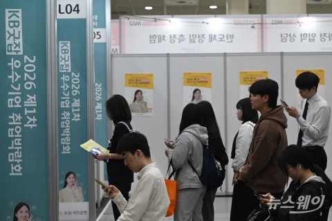 AI가 신입 취업 뺏었나?···일자리 진입 3년 연속 감소