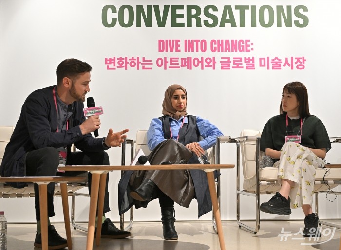 앤디 루이스(Andy St. Louis, 왼쪽부터) 프리즈 하우스 서울 디렉터, 알아누드 알함마디(Alanood Alhammadi) 프리즈 아부다비 부디렉터, 에리 타카네(Eri Takane) 도쿄 겐다이 페어 디렉터가 27일 서울 용산구 페즈에서 문화체육관광부와 예술경영지원센터가 주최한 '다이브 인투 코리안 아트: 갤러리즈 인 서울(Dive into Korean Art: Galleries in Seoul)' 의 일환으로 열린 토론회에서 '비서구 미술시장의 재편과 로컬리티의 글로벌 확장'을 주제로 토론하고 있다. 사진=이수길 기자