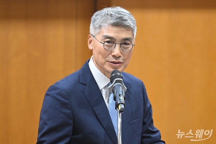 이준수 한국금융연수원장이 28일 오전 서울 중구 은행회관에서 열린 '사외이사 양성 및 역량 강화를 위한 업무협약식'에서 인사말을 하고 있다. 사진=강민석 기자