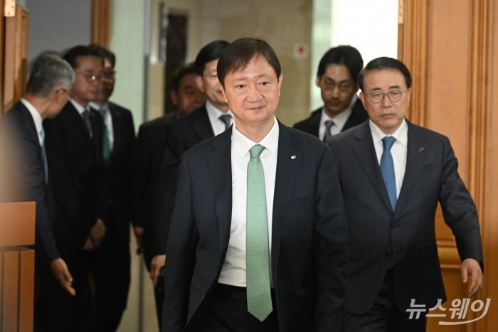 이찬진 금융감독원장과 조용병 은행연합회장을 비롯한 참석자들이 28일 오전 서울 중구 은행회관에서 열린 '사외이사 양성 및 역량 강화를 위한 업무협약식'에 참석하기 위해 들어서고 있다. 사진=강민석 기자