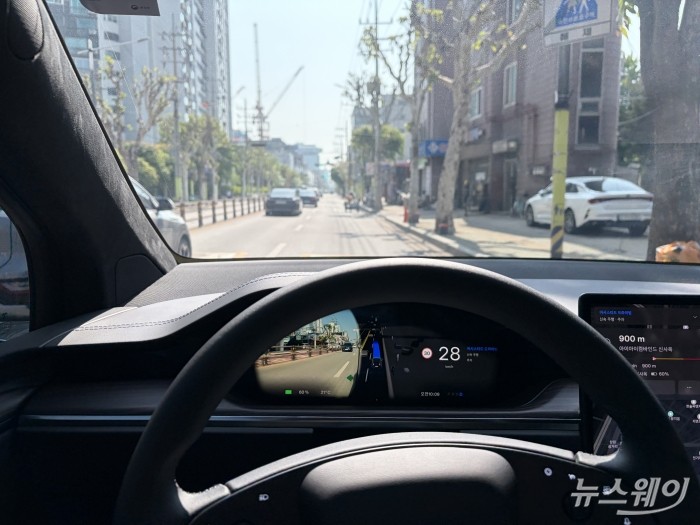 테슬라 모델 X 차량이 '감독형 FSD'로 구동 중인 모습. 전방에 서행 차량이 나타나자 스스로 방향지시등을 켜고 차선을 바꾸고 있다. 사진=권지용 기자