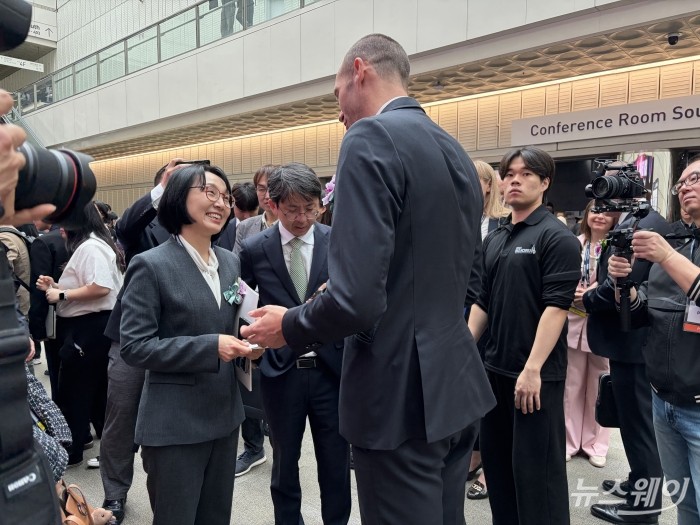 정경실 보건복지부 보건의료정책실장이 바이오코리아2026에서 해외 참가자와 이야기를 나누고 있다. 사진=현정인 기자