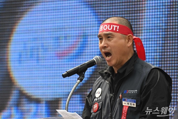 우진하 전국금융산업노동조합 NH농협지부 위원장이 28일 오후 서울 여의도 국회 앞 인근에서 열린 '농협법 졸속 개악 저지 및 강호동 NH농협중앙회장 퇴진 촉구' 집회에서 대회사를 하고 있다. 사진=강민석 기자