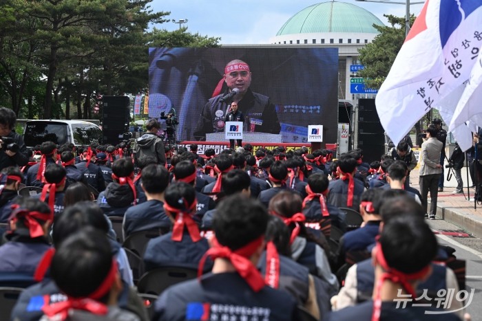 우진하 전국금융산업노동조합 NH농협지부 위원장이 28일 오후 서울 여의도 국회 앞 인근에서 열린 '농협법 졸속 개악 저지 및 강호동 NH농협중앙회장 퇴진 촉구' 집회에서 대회사를 하고 있다. 사진=강민석 기자