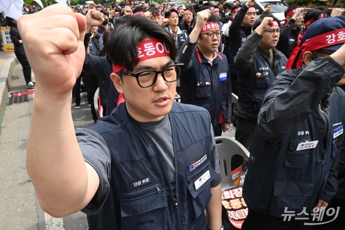 전국금융산업노동조합 NH농협지부가 28일 오후 서울 여의도 국회 앞 인근에서 열린 '농협법 졸속 개악 저지 및 강호동 NH농협중앙회장 퇴진 촉구' 집회에서 구호를 외치고 있다. 사진=강민석 기자