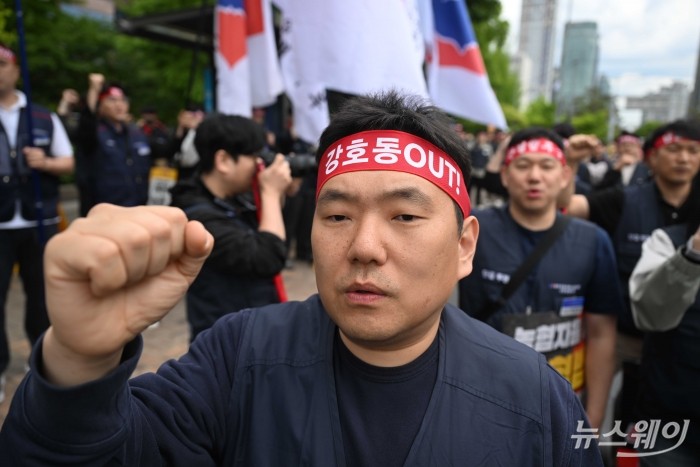 전국금융산업노동조합 NH농협지부가 28일 오후 서울 여의도 국회 앞 인근에서 열린 '농협법 졸속 개악 저지 및 강호동 NH농협중앙회장 퇴진 촉구' 집회에서 구호를 외치고 있다. 사진=강민석 기자
