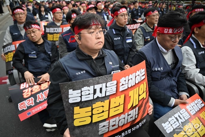 '농협법 졸속 개악 저지 및 강호동 NH농협중앙회장 퇴진 촉구' 집회가 28일 오후 서울 여의도 국회 앞 인근에서 열리고 있다. 사진=강민석 기자