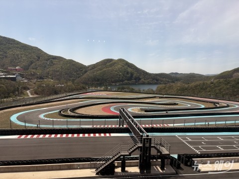 시속 100km 험로 질주···디펜더 옥타 블랙, 다른 차가 시시해지는 이유