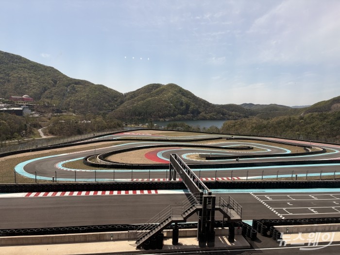 시속 100km 험로 질주···디펜더 옥타 블랙, 다른 차가 시시해지는 이유