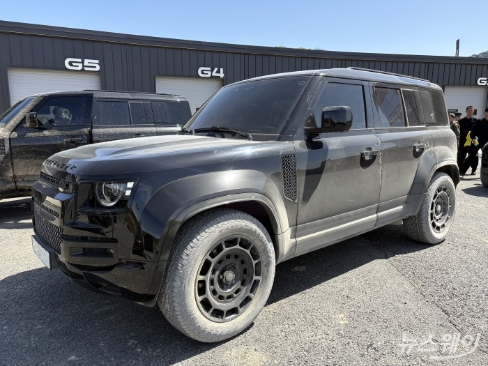 랜드로버 디펜더 옥타 블랙. 사진=황예인 기자