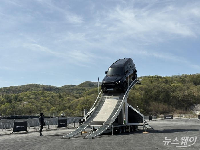 랜드로버 디펜더 옥타로 경사 언덕 내려오는 모습. 사진=황예인 기자