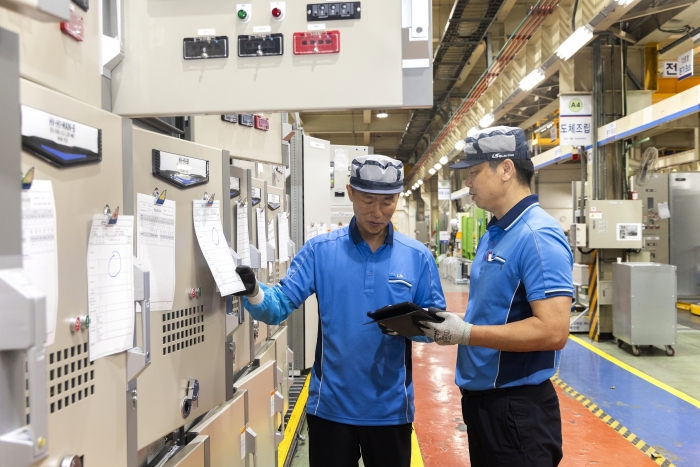 LS일렉트릭 청주사업장에서 관계자들이 UL인증 배전반을 최종 점검하고 있다. 출처=LS일렉트릭