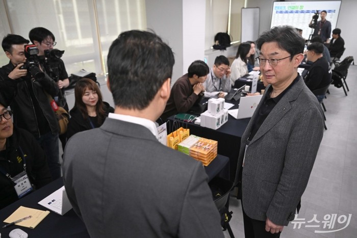 이억원 금융위원장이 29일 오전 서울 마포구 프론트원에서 열린 핀테크 업계 간담회에 참석하기 앞서 KB금융지주 상담부스를 찾아 권오형 윙크스톤파트너스 대표로부터 설명을 경청하고 있다. 사진=강민석 기자