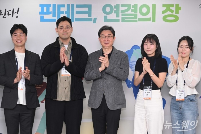 (중앙)이억원 금융위원장을 비롯한 참석자들이 29일 오전 서울 마포구 프론트원에서 열린 핀테크 업계 간담회에서 기념촬영을 하고 있다. 사진=강민석 기자