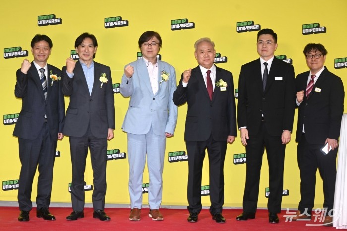 (왼쪽 첫 번째)키타세 요시노리 스퀘어 에닉스 프로듀서, 우츠미 슈지 SEGA 대표, 코이누마 히사시 코에이 테크모 게임스 대표, 홍성열 마리오아울렛 회장, 홍진기 마리오아울렛 전무, 이정훈 MGM CP가 29일 오후 서울 금천구 마리오 까르뜨니트 공장에서 열린 MGM IP UNIVERSE 2026 프로젝트 공개 기념식에서 기념촬영을 하고 있다. 사진=강민석 기자