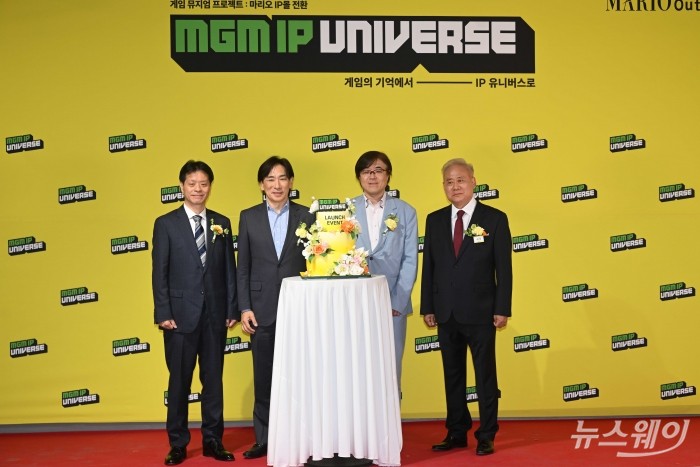 (왼쪽부터)키타세 요시노리 스퀘어 에닉스 프로듀서, 우츠미 슈지 SEGA 대표, 코이누마 히사시 코에이 테크모 게임스 대표, 홍성열 마리오아울렛 회장이 29일 오후 서울 금천구 마리오 까르뜨니트 공장에서 열린 MGM IP UNIVERSE 2026 프로젝트 공개 기념식에서 기념촬영을 하고 있다. 사진=강민석 기자