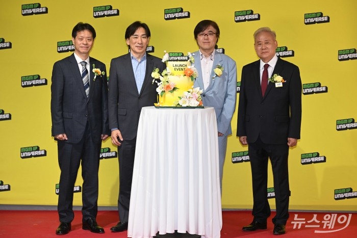 (왼쪽부터)키타세 요시노리 스퀘어 에닉스 프로듀서, 우츠미 슈지 SEGA 대표, 코이누마 히사시 코에이 테크모 게임스 대표, 홍성열 마리오아울렛 회장이 29일 오후 서울 금천구 마리오 까르뜨니트 공장에서 열린 MGM IP UNIVERSE 2026 프로젝트 공개 기념식에서 기념촬영을 하고 있다. 사진=강민석 기자