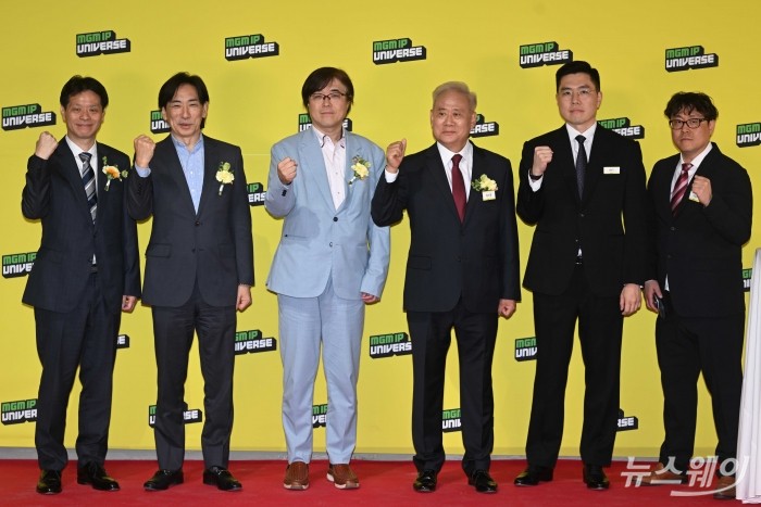 (왼쪽 첫 번째)키타세 요시노리 스퀘어 에닉스 프로듀서, 우츠미 슈지 SEGA 대표, 코이누마 히사시 코에이 테크모 게임스 대표, 홍성열 마리오아울렛 회장, 홍진기 마리오아울렛 전무, 이정훈 MGM CP가 29일 오후 서울 금천구 마리오 까르뜨니트 공장에서 열린 MGM IP UNIVERSE 2026 프로젝트 공개 기념식에서 기념촬영을 하고 있다. 사진=강민석 기자