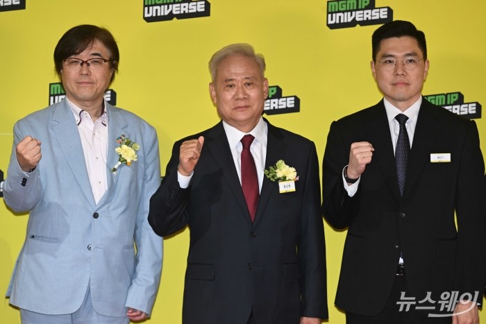 (왼쪽부터)코이누마 히사시 코에이 테크모 게임스 대표, 홍성열 마리오아울렛 회장, 홍진기 마리오아울렛 전무가 29일 오후 서울 금천구 마리오 까르뜨니트 공장에서 열린 MGM IP UNIVERSE 2026 프로젝트 공개 기념식에서 기념촬영을 하고 있다. 사진=강민석 기자