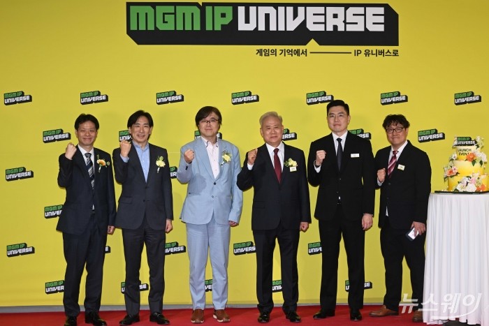 (왼쪽 첫 번째)키타세 요시노리 스퀘어 에닉스 프로듀서, 우츠미 슈지 SEGA 대표, 코이누마 히사시 코에이 테크모 게임스 대표, 홍성열 마리오아울렛 회장, 홍진기 마리오아울렛 전무, 이정훈 MGM CP가 29일 오후 서울 금천구 마리오 까르뜨니트 공장에서 열린 MGM IP UNIVERSE 2026 프로젝트 공개 기념식에서 기념촬영을 하고 있다. 사진=강민석 기자
