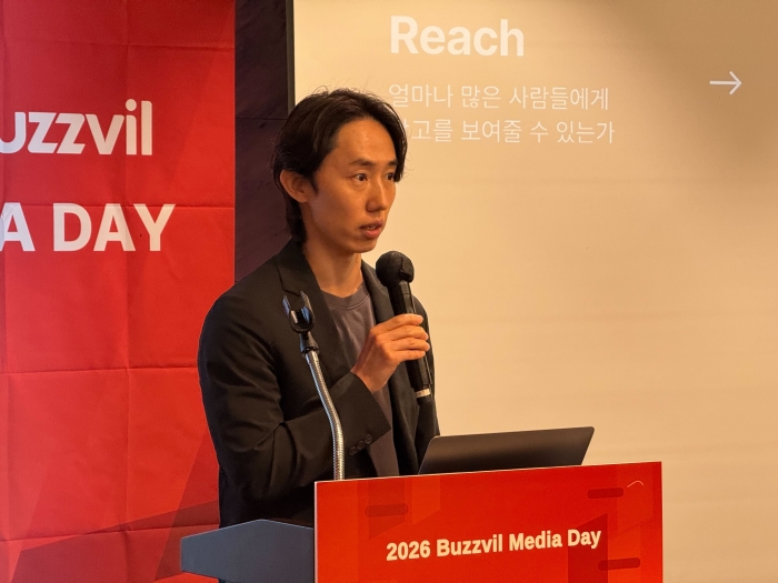 버즈빌 제품 총괄(CPO)이 29일 오전 서울 강남구 오크우드 프리미어 코엑스 센터에서 기자간담회를 열고 AI 엔진 '다이내믹 트리오'를 활용한 사업을 발표하고 있다. 사진=버즈빌 제공