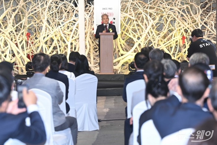 홍성열 마리오아울렛 회장이 29일 오후 서울 금천구 마리오 까르뜨니트 공장에서 열린 MGM IP UNIVERSE 2026 프로젝트 공개 기념식에서 개회사를 했다. 사진=강민석 기자