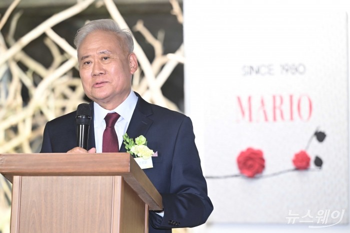 홍성열 마리오아울렛 회장이 29일 오후 서울 금천구 마리오 까르뜨니트 공장에서 열린 MGM IP UNIVERSE 2026 프로젝트 공개 기념식에서 개회사를 했다. 사진=강민석 기자