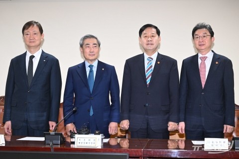 확대거시경제금융회의에 한자리 모인 F4