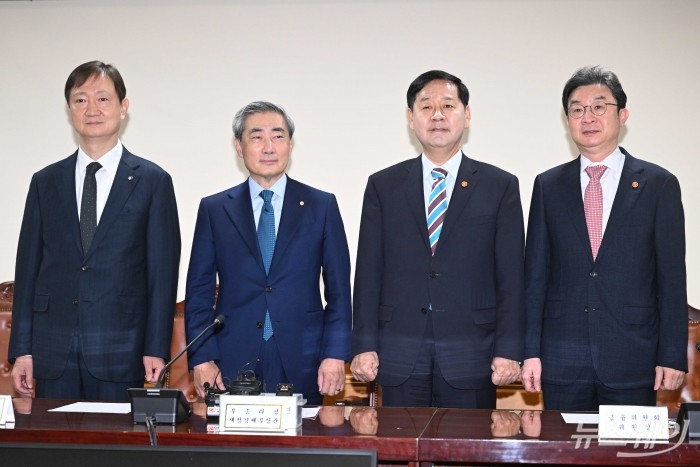 (왼쪽부터)이찬진 금감원장, 신현송 한국은행 총재, 구윤철 부총리 겸 재정경제부 장관, 이억원 금융위원장이 30일 오전 서울 중구 은행회관에서 열린 확대거시경제금융회의에서 기념촬영을 하고 있다. 사진=강민석 기자