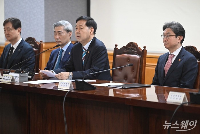 (오른쪽 두 번째)구윤철 부총리 겸 재정경제부 장관이 30일 오전 서울 중구 은행회관에서 열린 확대거시경제금융회의에서 모두발언을 하고 있다. 사진=강민석 기자