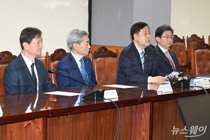(오른쪽 두 번째)구윤철 부총리 겸 재정경제부 장관이 30일 오전 서울 중구 은행회관에서 열린 확대거시경제금융회의에서 모두발언을 하고 있다. 사진=강민석 기자