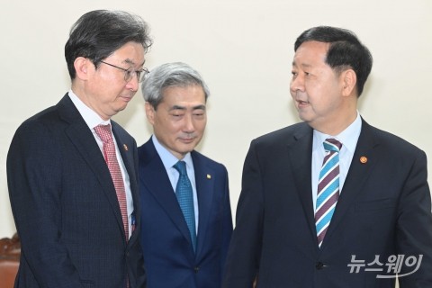 회의 참석해 대화 나누는 구윤철·신현송·이억원