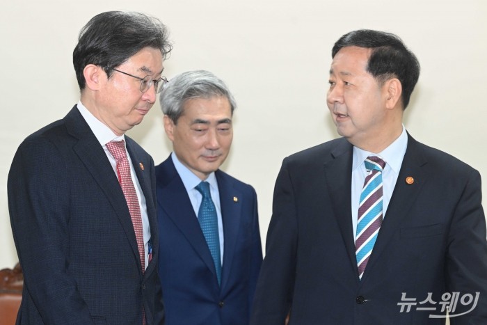 (오른쪽 첫 번째부터)구윤철 부총리 겸 재정경제부 장관과 신현송 한국은행 총재, 이억원 금융위원장이 30일 오전 서울 중구 은행회관에서 열린 확대거시경제금융회의에 참석해 대화하고 있다. 사진=강민석 기자