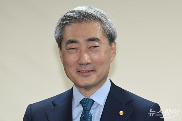 신현송 한국은행 총재가 30일 오전 서울 중구 은행회관에서 열린 확대거시경제금융회의에 참석해 미소를 짓고 있다. 사진=강민석 기자