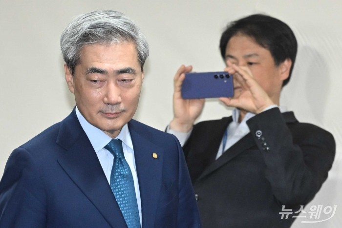 신현송 한국은행 총재가 30일 오전 서울 중구 은행회관에서 열린 확대거시경제금융회의에 참석하기 위해 회의장으로 들서고 있다. 사진=강민석 기자