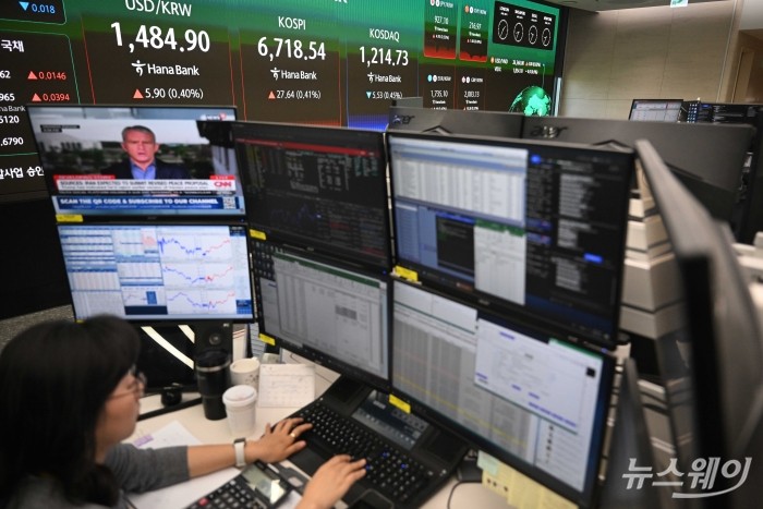 코스피가 장중 6700선을 재돌파한 30일 오전 서울 중구 하나인피니티서울에서 직원이 업무를 보고 있다. 이날 코스피는 전 거래일 대비 48.49포인트(0.72%) 상승한 6739.39로 장을 시작했다. 사진=강민석 기자