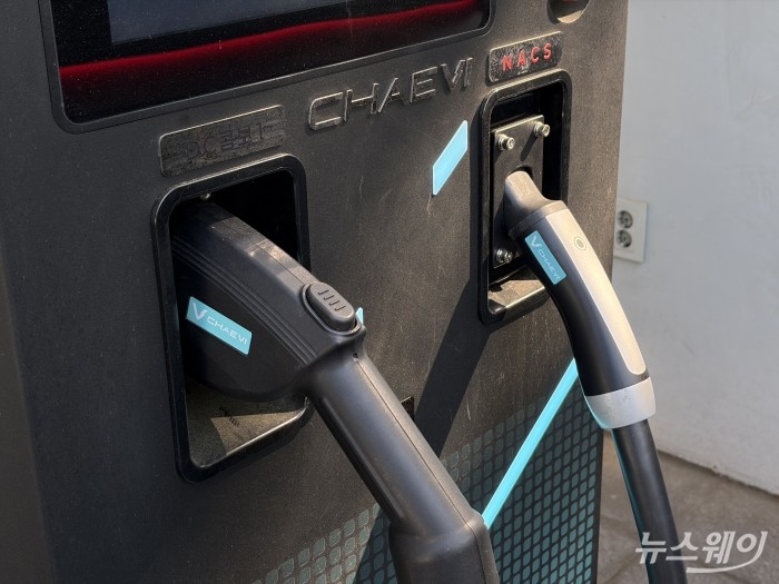 테슬라 충전 규격 'NACS' 포트가 설치된 채비 전기차 충전기. 사진=권지용 기자