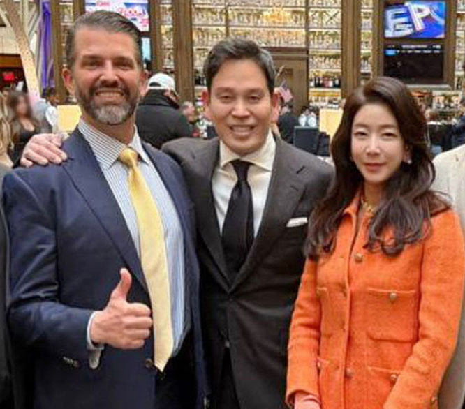 트럼프 주니어 만난 정용진··· 신세계 'AI 리모델링' 승부수