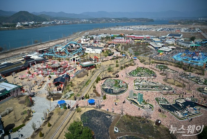 43m 높이의 '레고랜드 전망대'에서 내려다본 ​레고랜드. 사진=이수길 기자