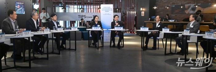 이억원 금융위원장이 30일 오후 서울 강남구 팁스타운 S6에서 열린 '벤처투자 활성화·모두의 창업 프로젝트 및 생산적 금융 대전환을 위한 업무협약식'에서 인사말을 하고 있다. 사진=강민석 기자