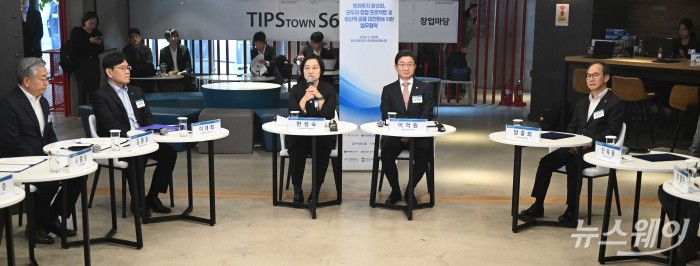 한성숙 중소벤처기업부 장관이 30일 오후 서울 강남구 팁스타운 S6에서 열린 '벤처투자 활성화·모두의 창업 프로젝트 및 생산적 금융 대전환을 위한 업무협약식'에서 인사말을 하고 있다. 사진=강민석 기자