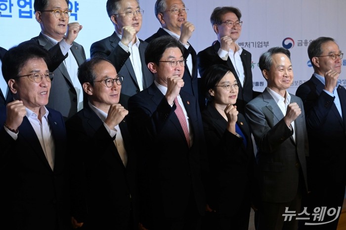 (앞 줄 오른쪽 세 번째)한성숙 중소벤처기업부 장관과 (앞 줄 왼쪽 세 번째)이억원 금융위원장을 비롯한 참석자들이 30일 오후 서울 강남구 팁스타운 S6에서 열린 '벤처투자 활성화·모두의 창업 프로젝트 및 생산적 금융 대전환을 위한 업무협약식'에서 기념촬영을 하고 있다. 사진=강민석 기자