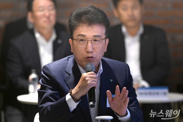 함영주 하나금융그룹 회장이 30일 오후 서울 강남구 팁스타운 S6에서 열린 '벤처투자 활성화·모두의 창업 프로젝트 및 생산적 금융 대전환을 위한 업무협약식'에서 발언하고 있다. 사진=강민석 기자