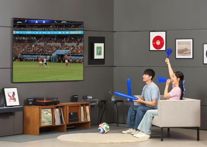 삼성전자 모델이 'AI 축구 모드'가 적용된 2026년형 '더 프레임 프로' TV로 축구 경기를 시청하고 있다. 사진=삼성전자 제공